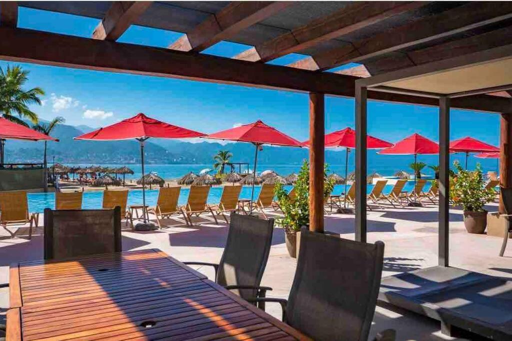Apartment Front~ Jacuzzi ~ Spectacular Ocean Views