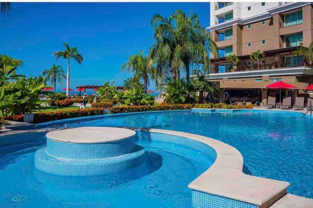 Apartment Front~ Jacuzzi ~ Spectacular Ocean Views *
