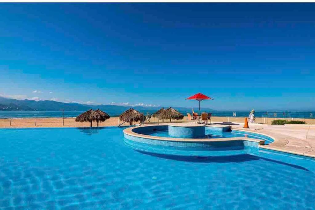 Front~ Jacuzzi ~ Spectacular Ocean Views Apartment