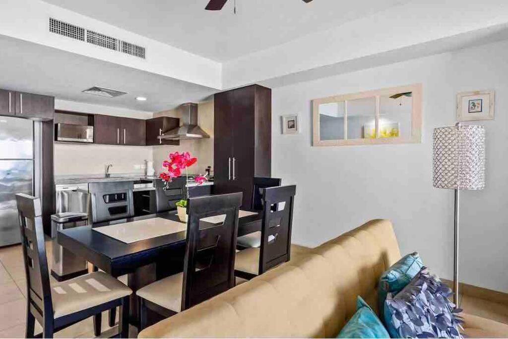 Front~ Jacuzzi ~ Spectacular Ocean Views Apartment *