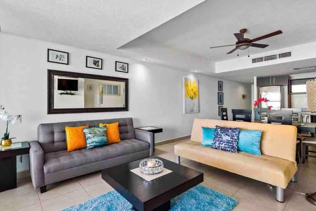 Apartment Front~ Jacuzzi ~ Spectacular Ocean Views