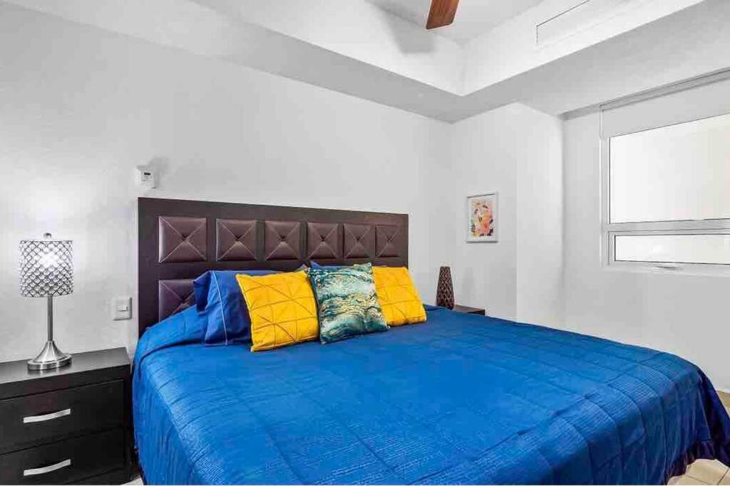Apartment Front~ Jacuzzi ~ Spectacular Ocean Views *