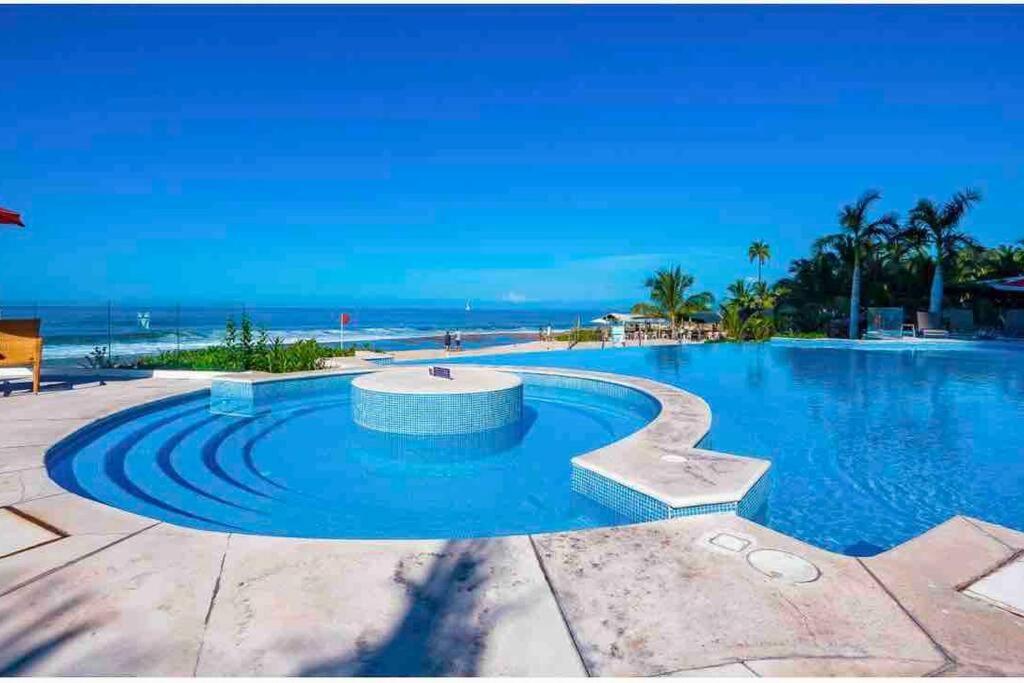 Apartment Front~ Jacuzzi ~ Spectacular Ocean Views