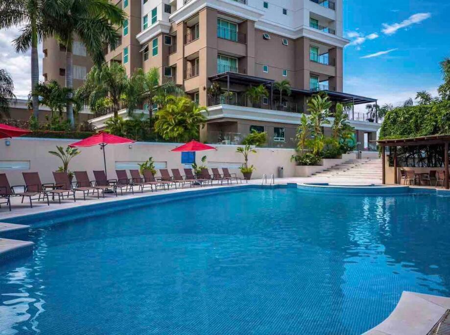 Front~ Jacuzzi ~ Spectacular Ocean Views Apartment