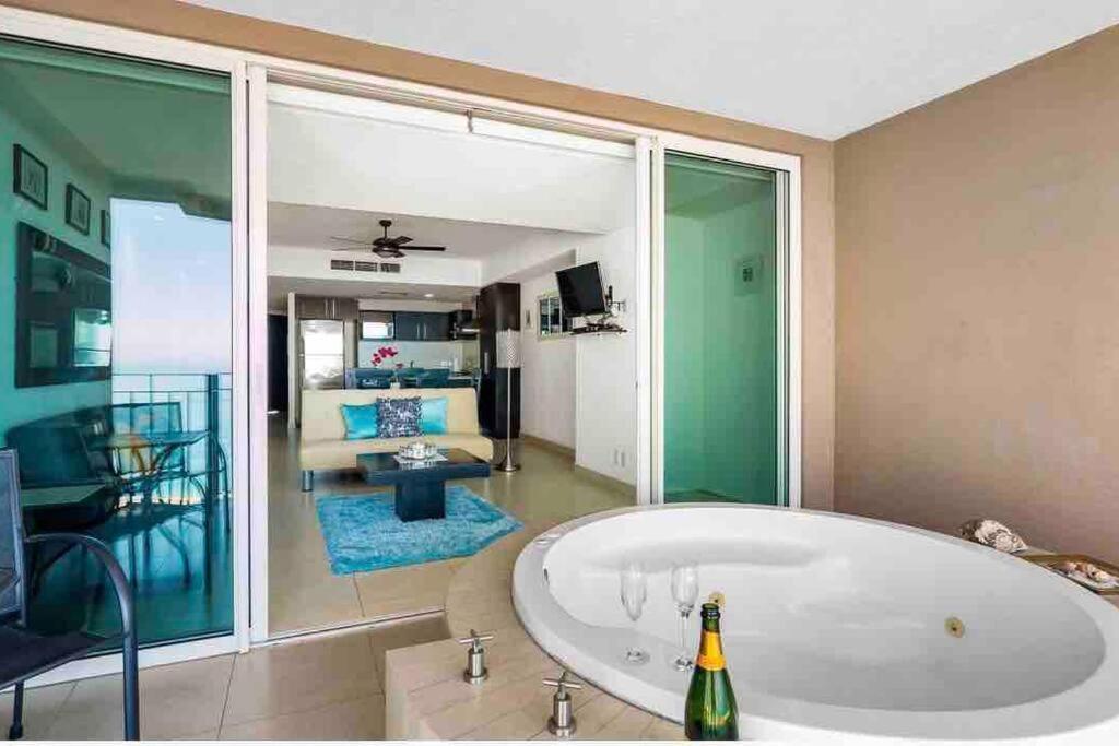 Front~ Jacuzzi ~ Spectacular Ocean Views Apartment Puerto Vallarta