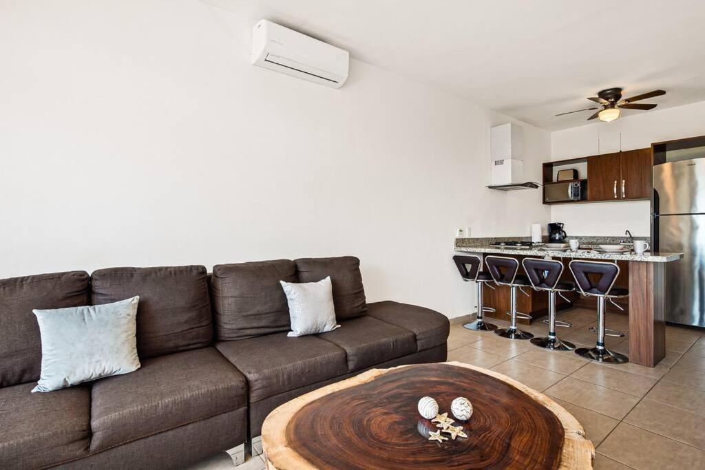 Luxury New In Paradise Centrally Located Apartment