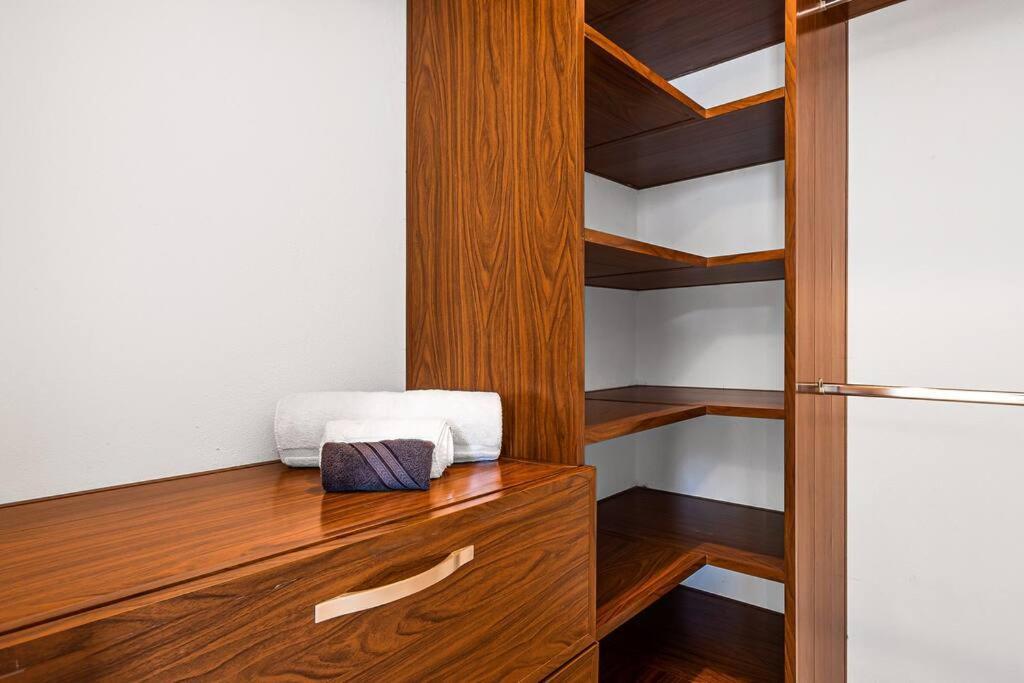 Luxury New In Paradise Centrally Located Apartment