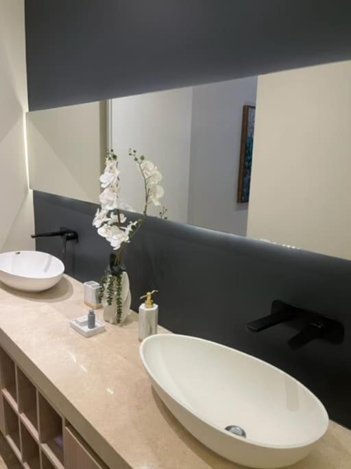 Luxury Condo-in The Heart Of Zona Romantica, Steps From Restaurants, Shops And Nightlife *