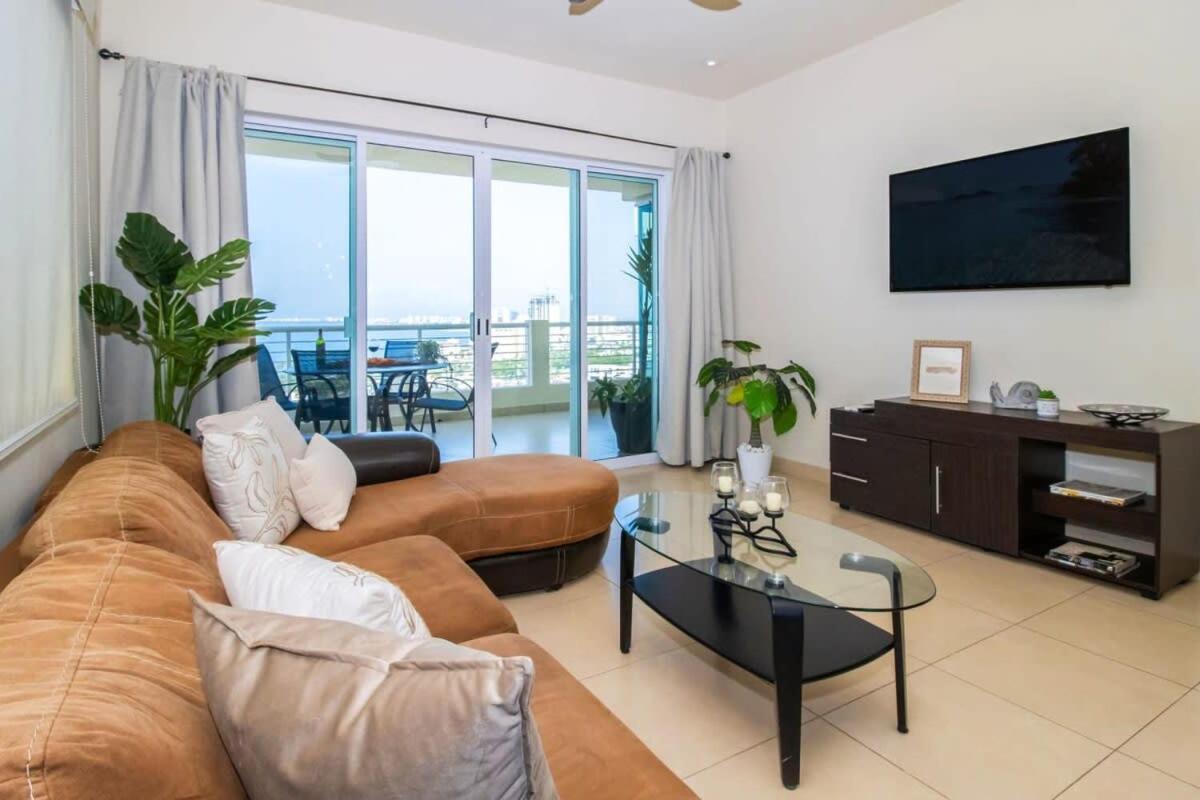 Apartment Ocean Views Pool Whirlpool Gym Beach 7 Blocks *