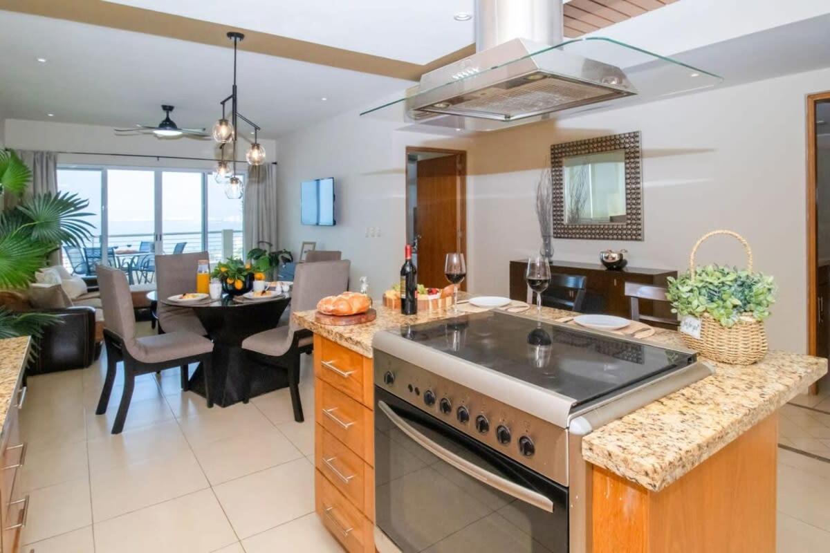 Ocean Views Pool Whirlpool Gym Beach 7 Blocks Apartment