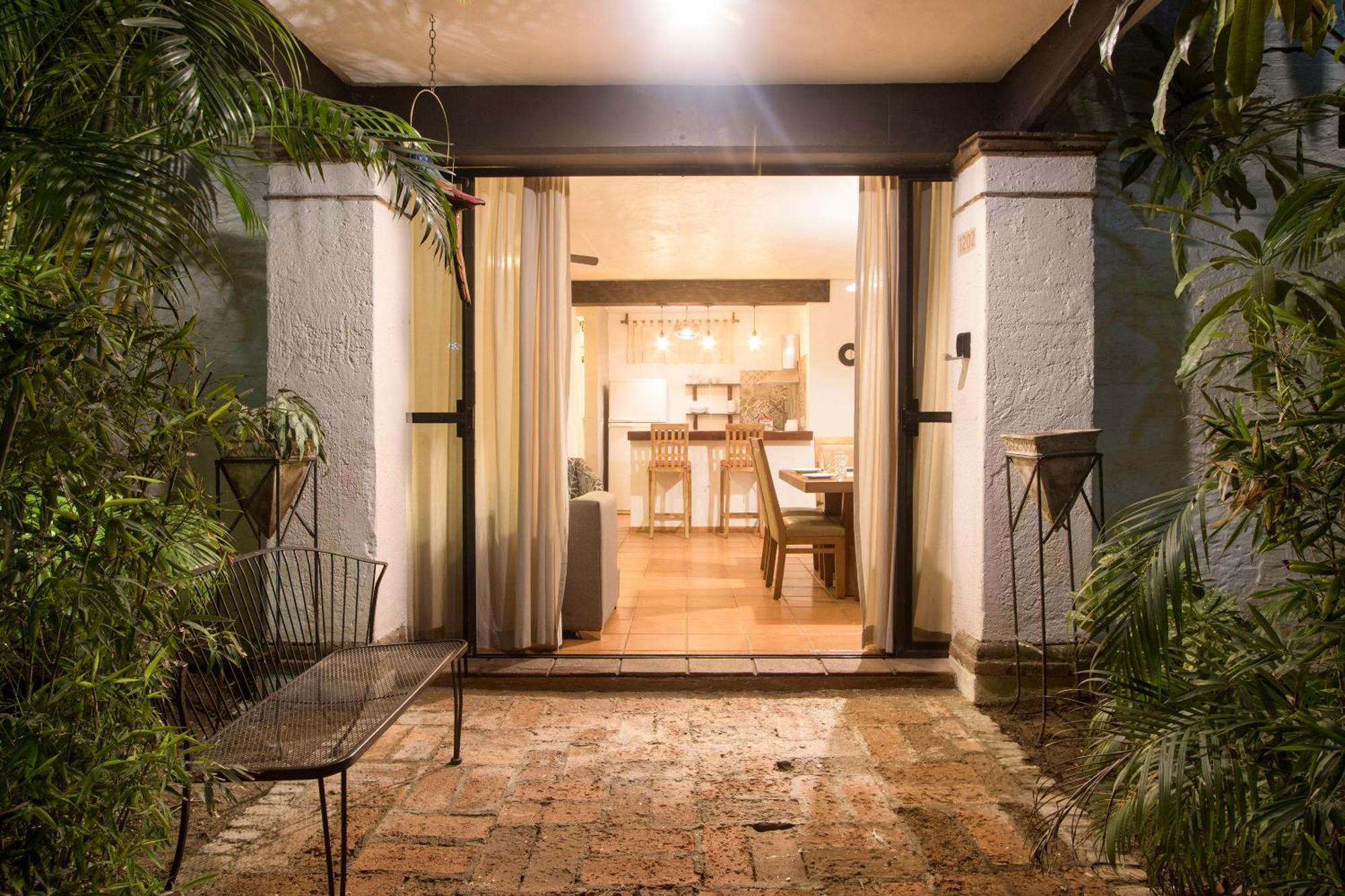 Cozy Tropical Oasis Close To Beach And Shops Apartment