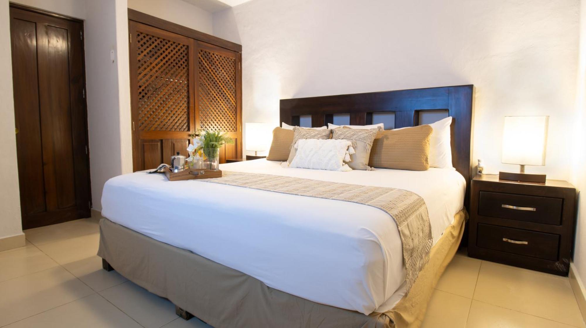 Cozy Tropical Oasis Close To Beach And Shops