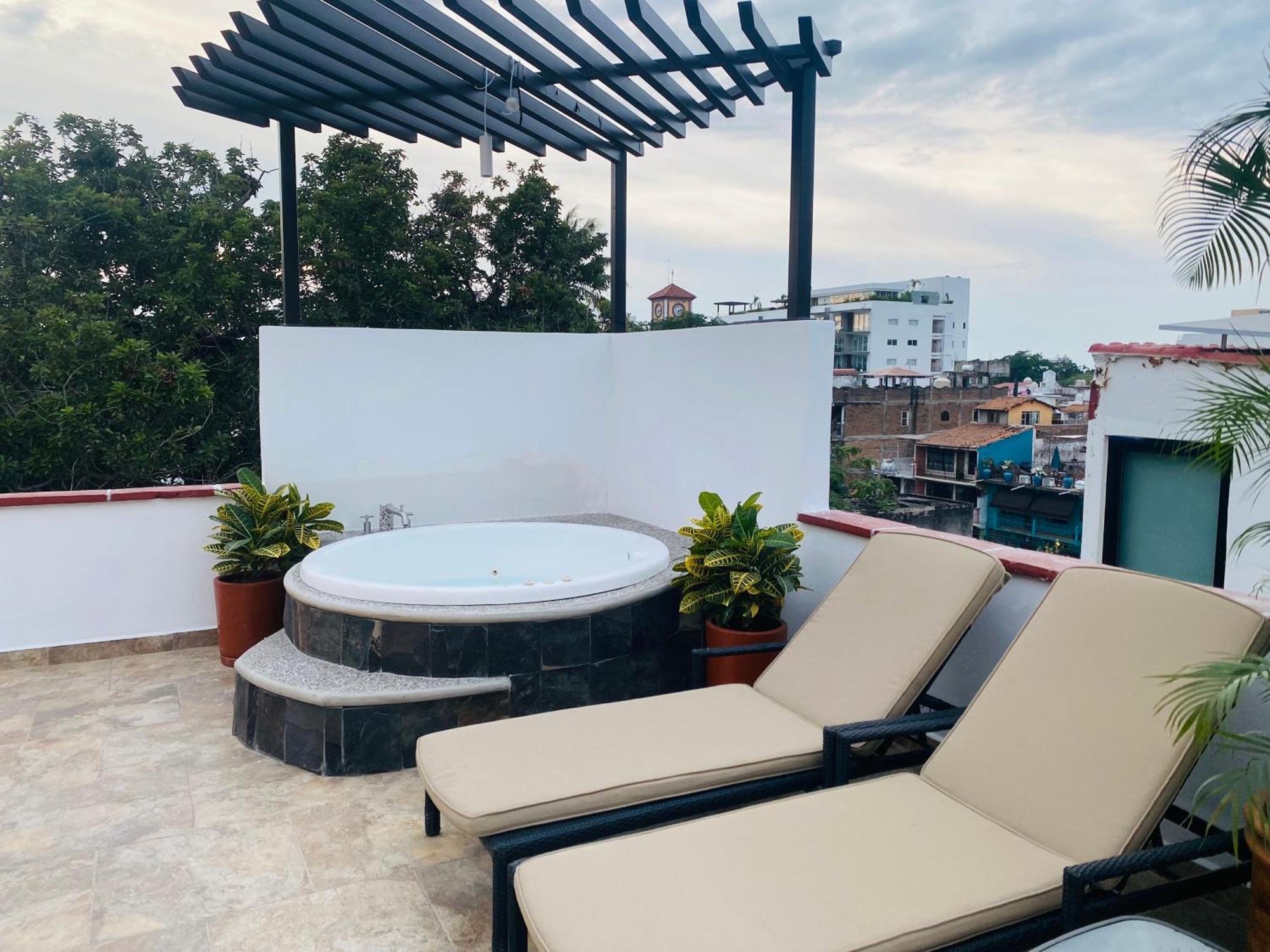 6 Blocks To Beach, Roof Terrace With Spa Tub & Bbq * Puerto Vallarta