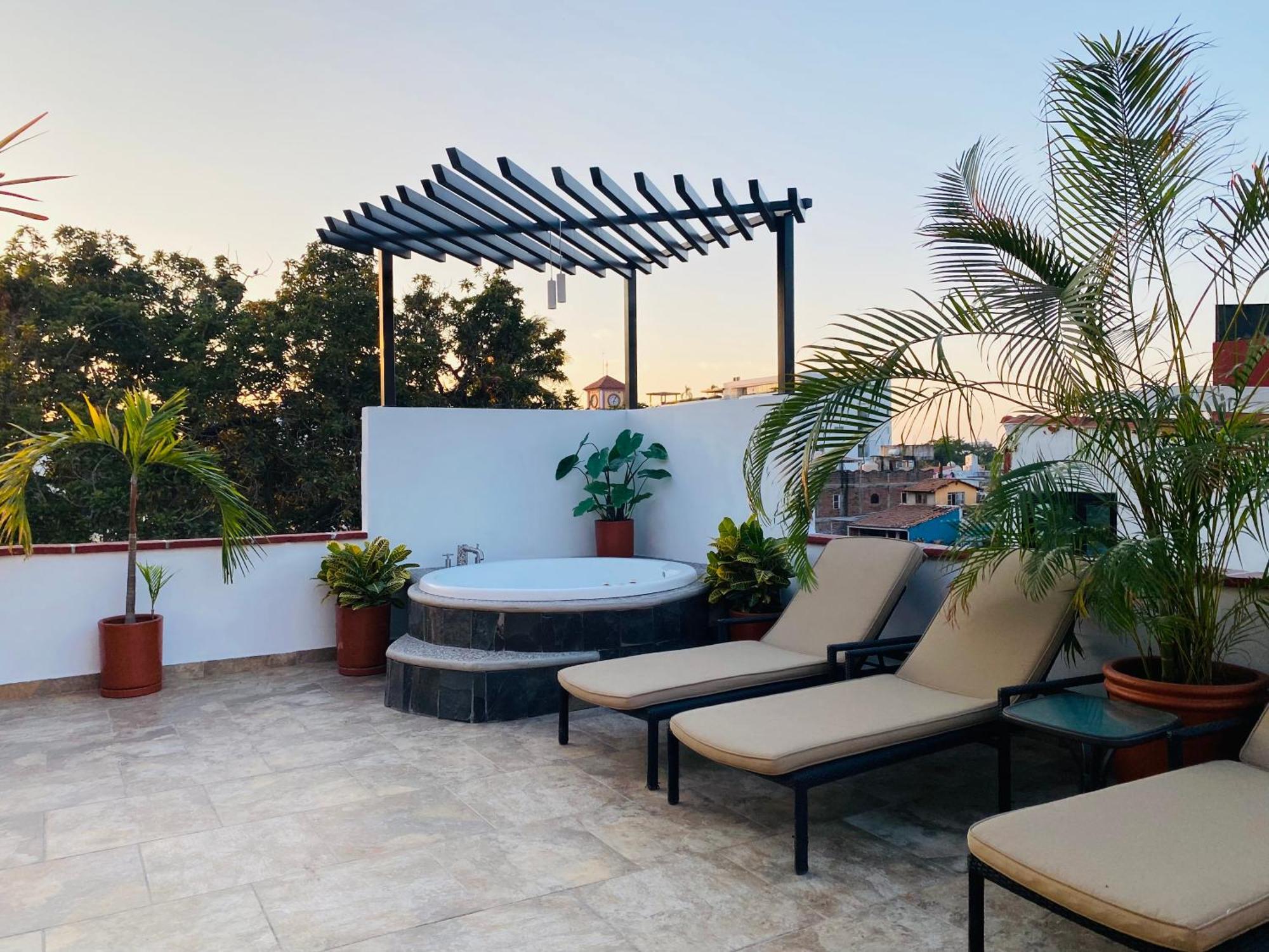 6 Blocks To Beach, Roof Terrace With Spa Tub & Bbq * Puerto Vallarta