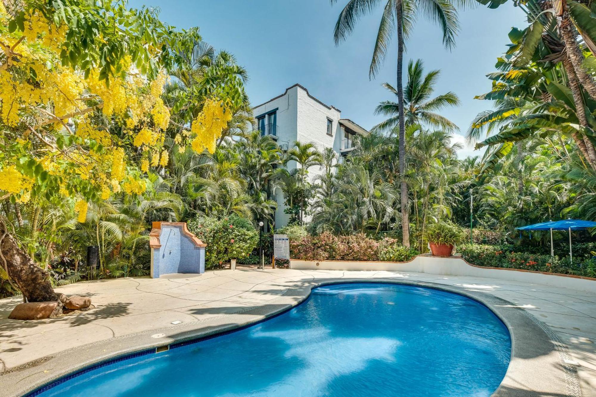Hideaway With Balcony And Pool! Apartment