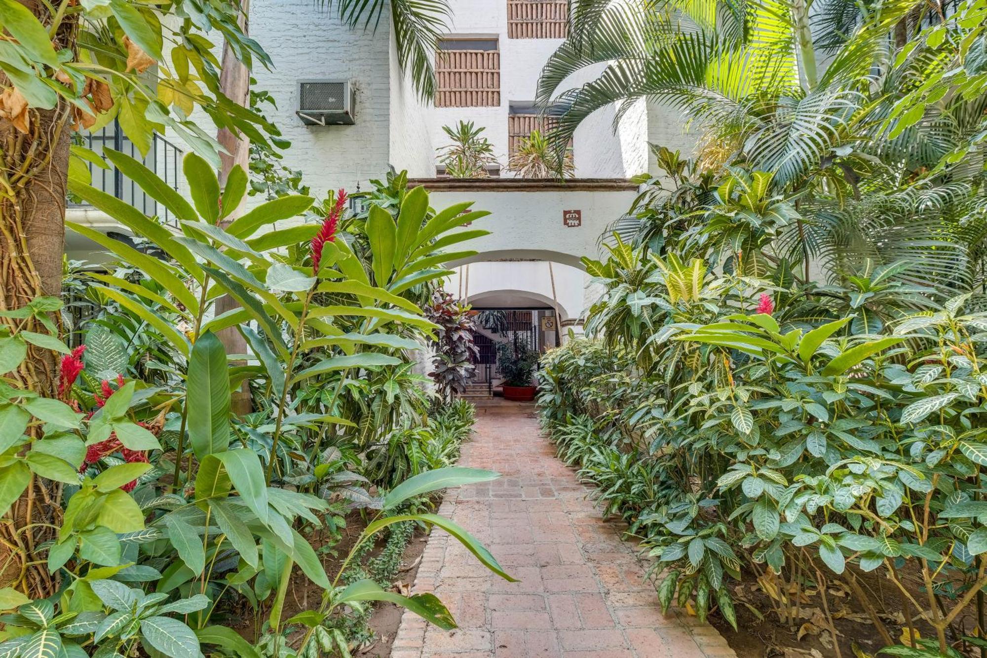 Hideaway With Balcony And Pool! Apartment *