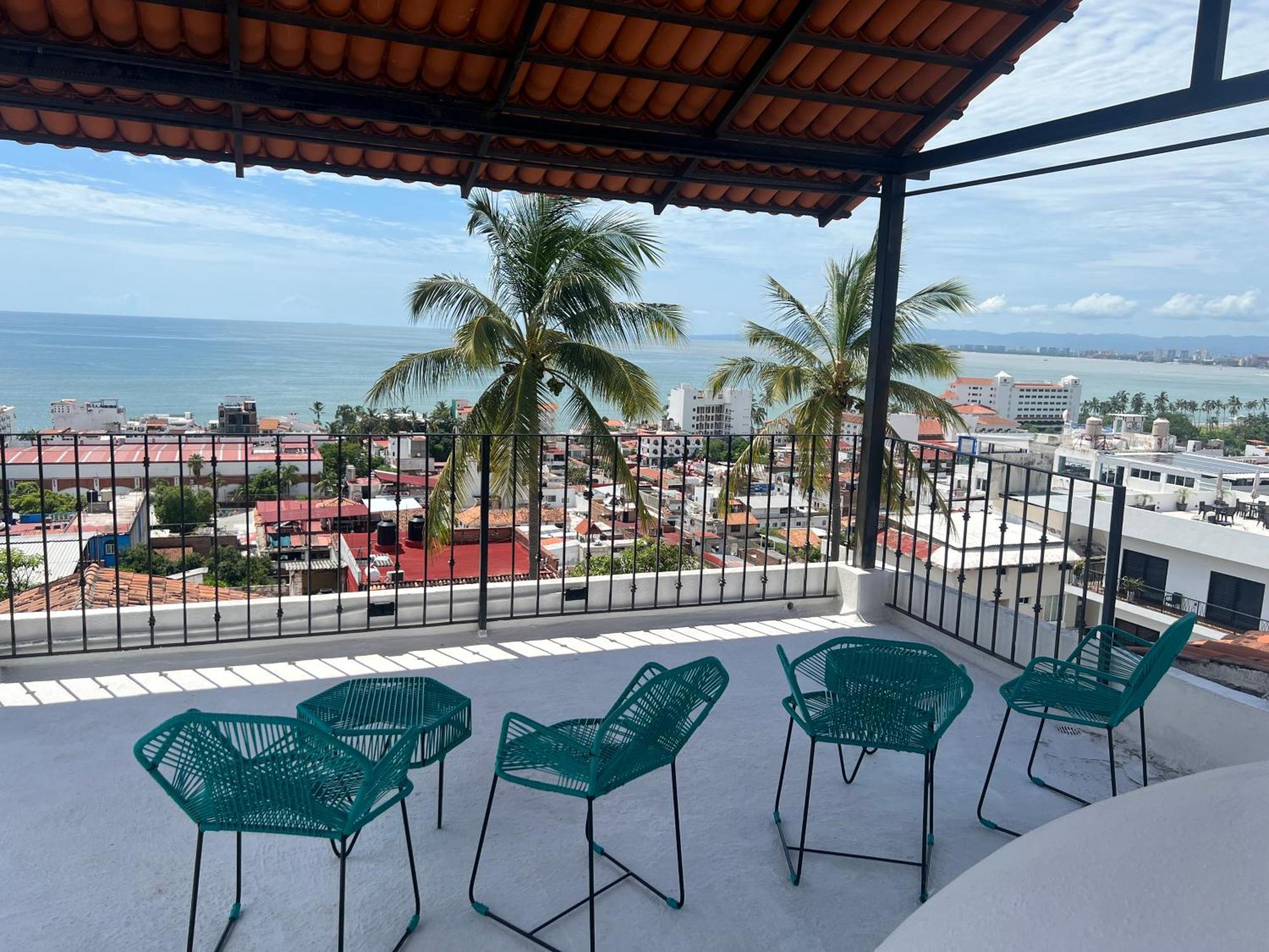 Stunning Ocean Views, Ecuador, Centrally Located Holiday home