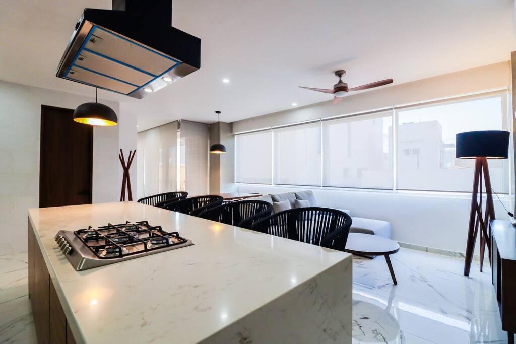 Torre Catalina. Ultra-modern Versalles Getaway Apartment Puerto Vallarta