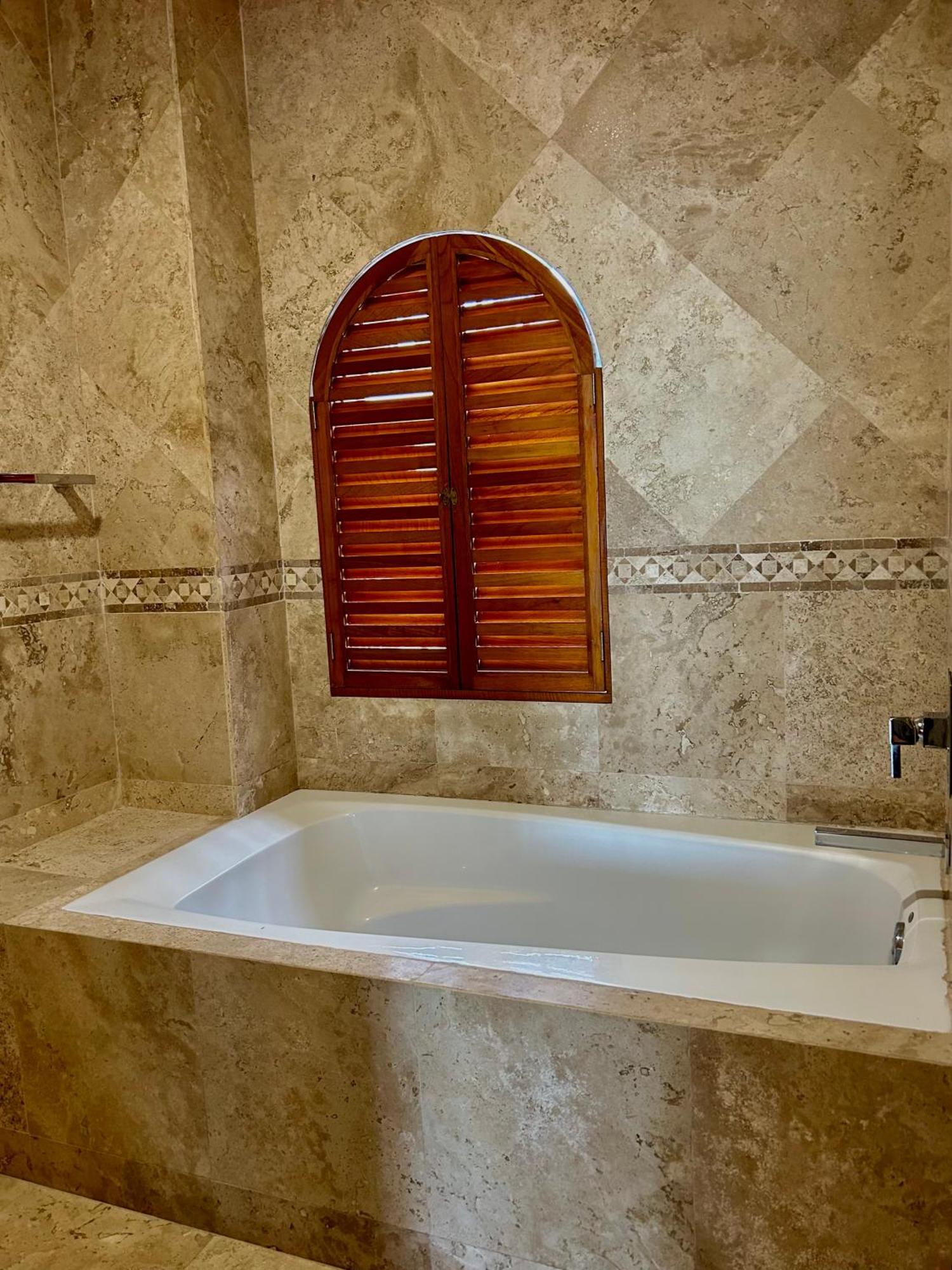 Stunning Ocean Views, Ecuador, Centrally Located *