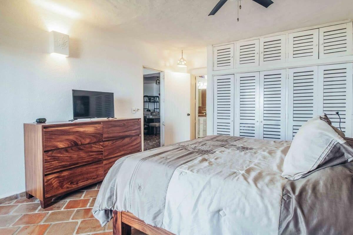Apartment Ocean View 2br Condo-balcony-beach-pool