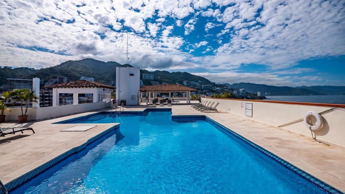 Apartment Ocean View 2br Condo-balcony-beach-pool