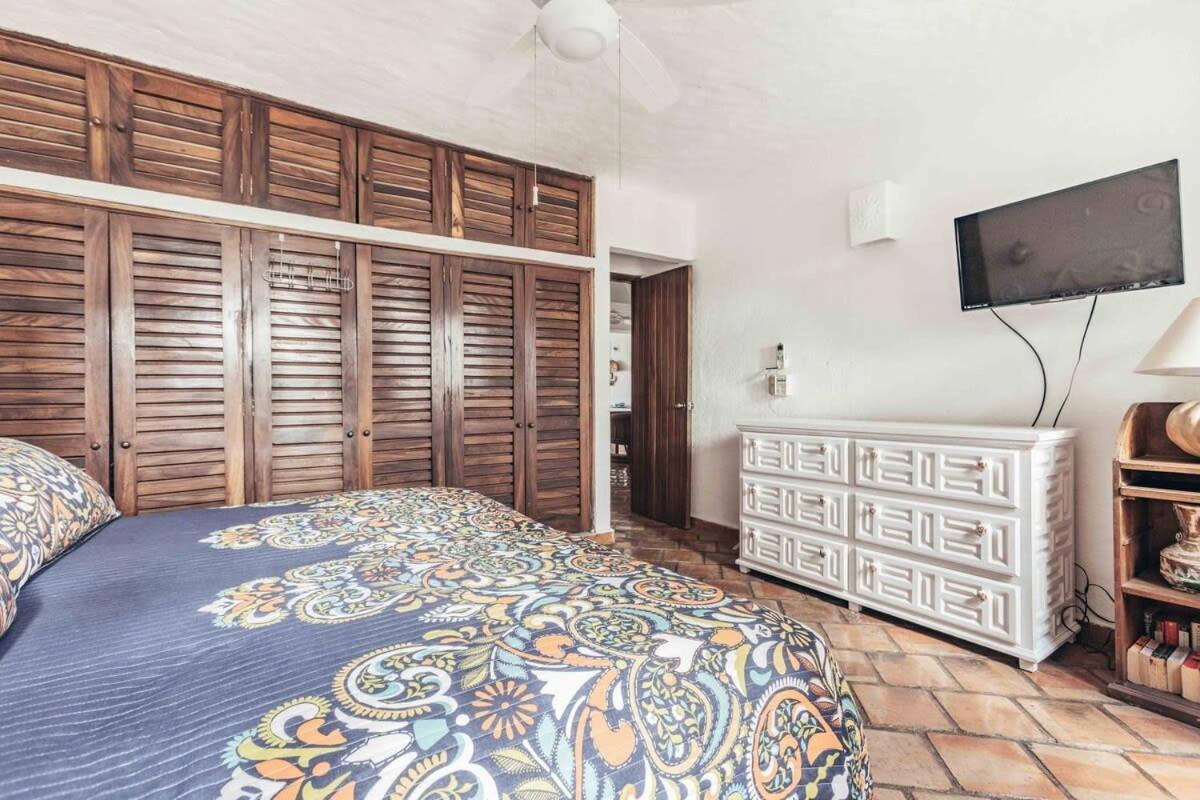 Front Building 2br Condo-balcony-beach-pool Apartamento