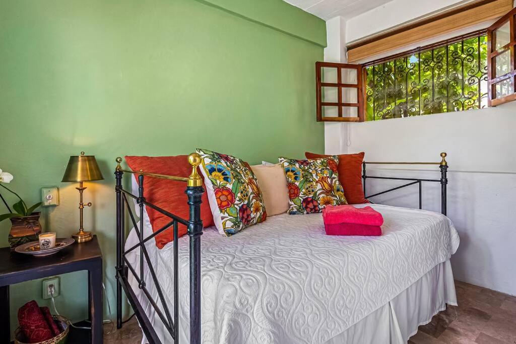 Romantique - Tropical Garden Apartment *