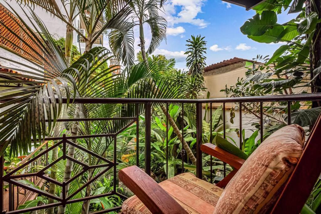 Romantique - Tropical Garden Apartment