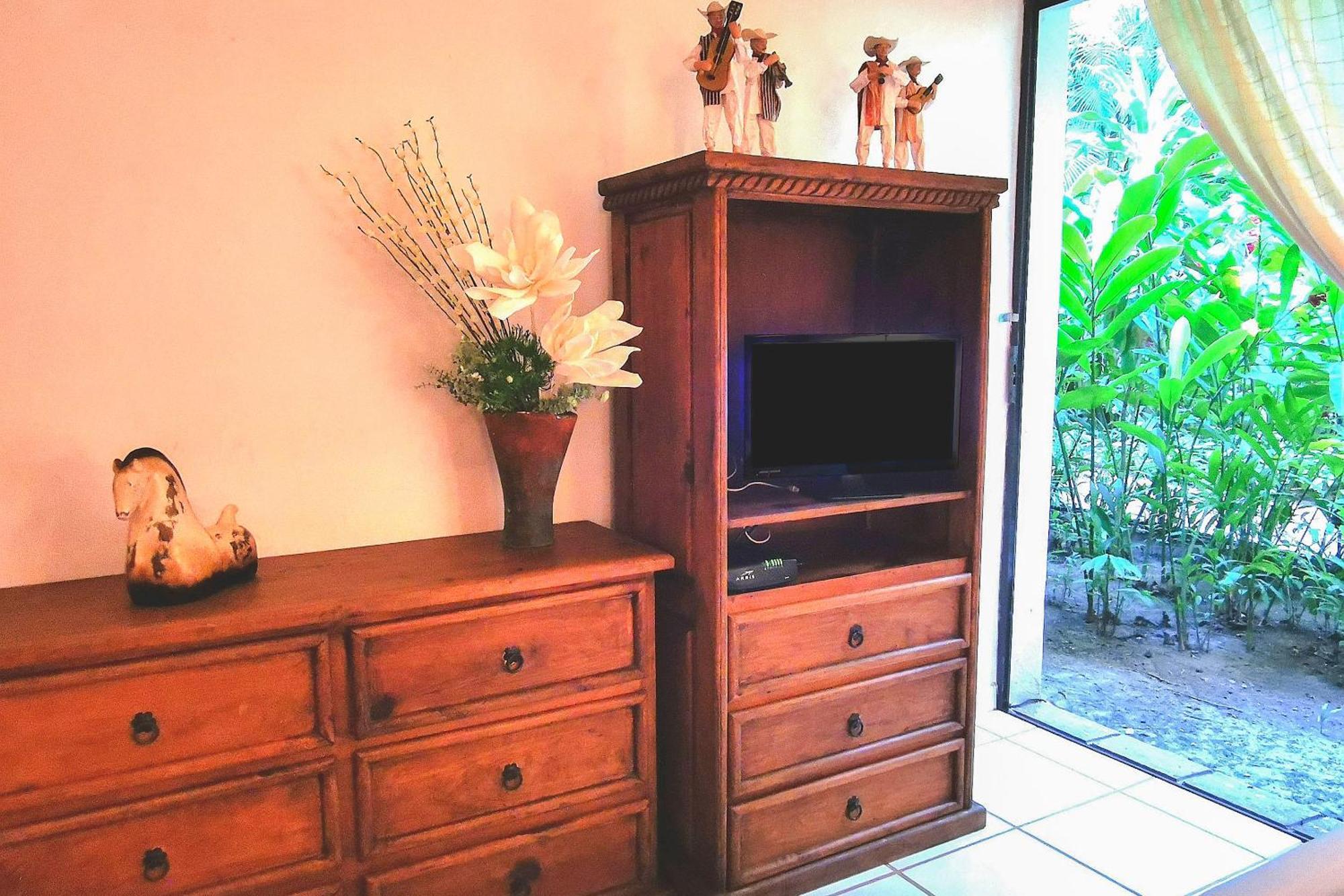 Cozy Tropical Oasis Close To Beach And Shops *