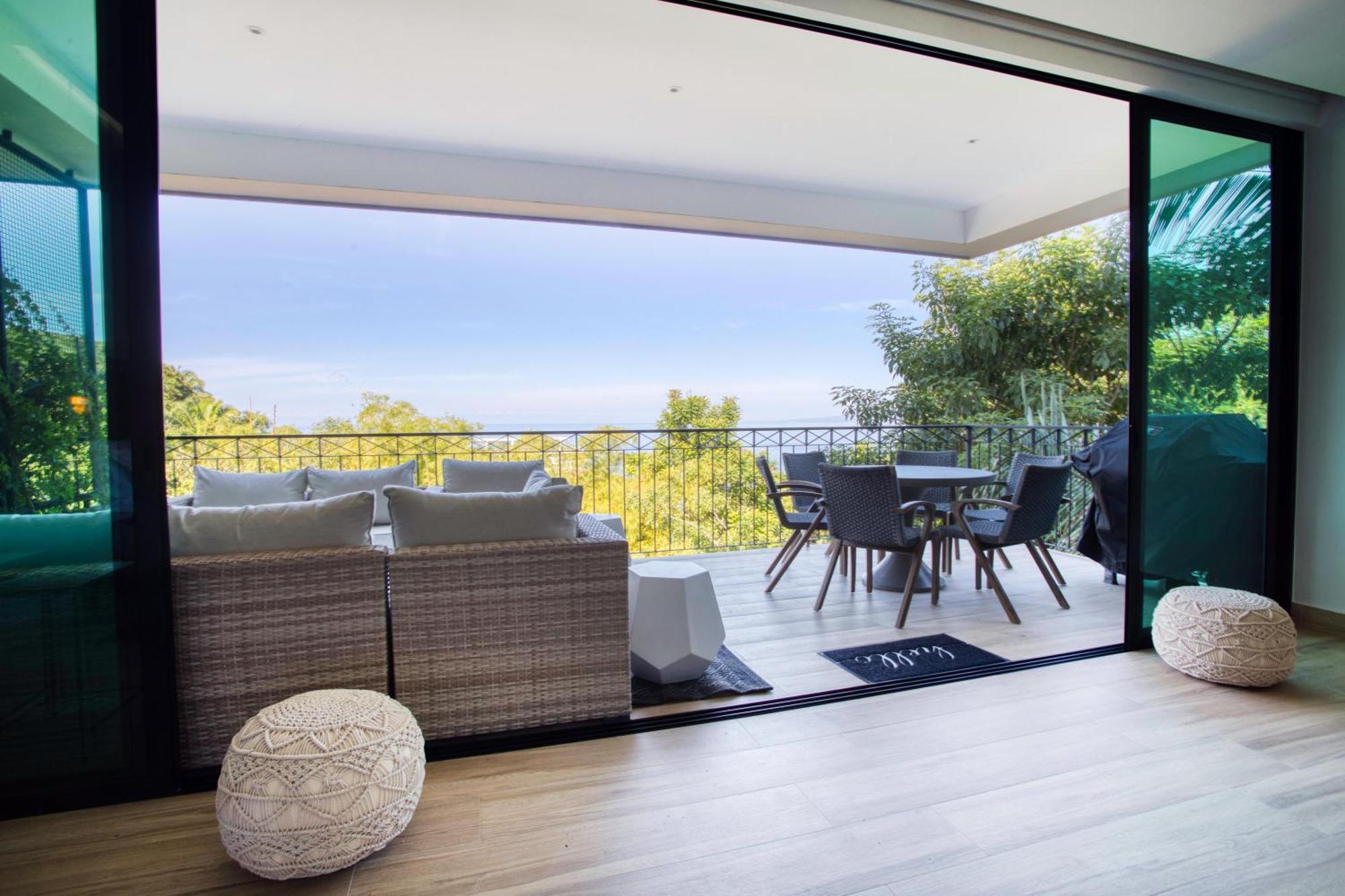 Upscale 2 Bedroom Ocean-view Backdrop And Private Bbq *