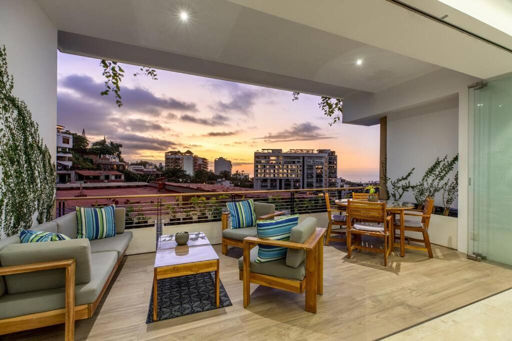 New! Luxury 2bd 2ba Romantic Zone Largest Pool In Pv Sea View Balcony Apartment