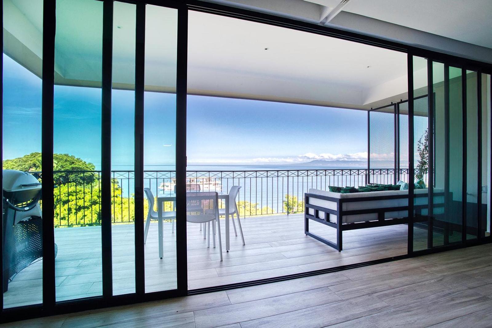 Swanky Conchas Chinas Condo, Ocean & Jungle Views Holiday home
