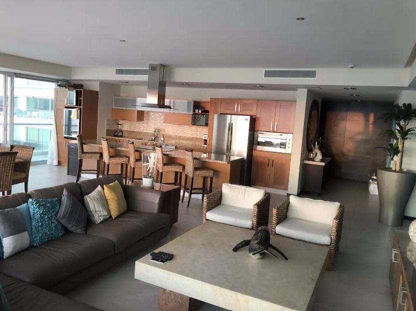 Peninsula On 10th Floor