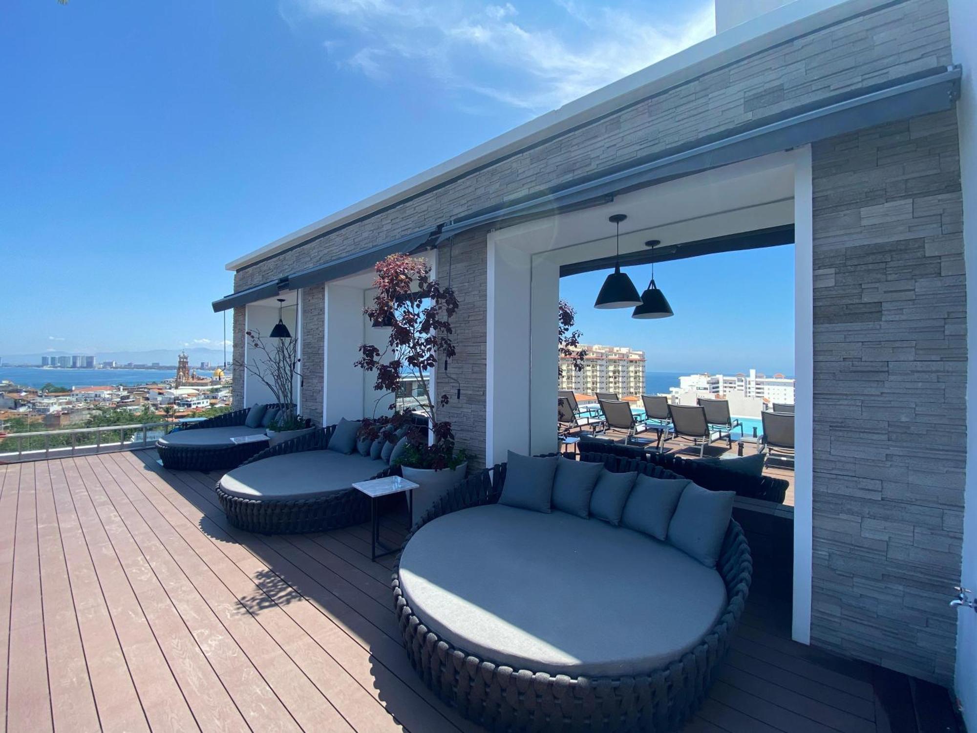 Chic With Scenic Views, Pool And Gym