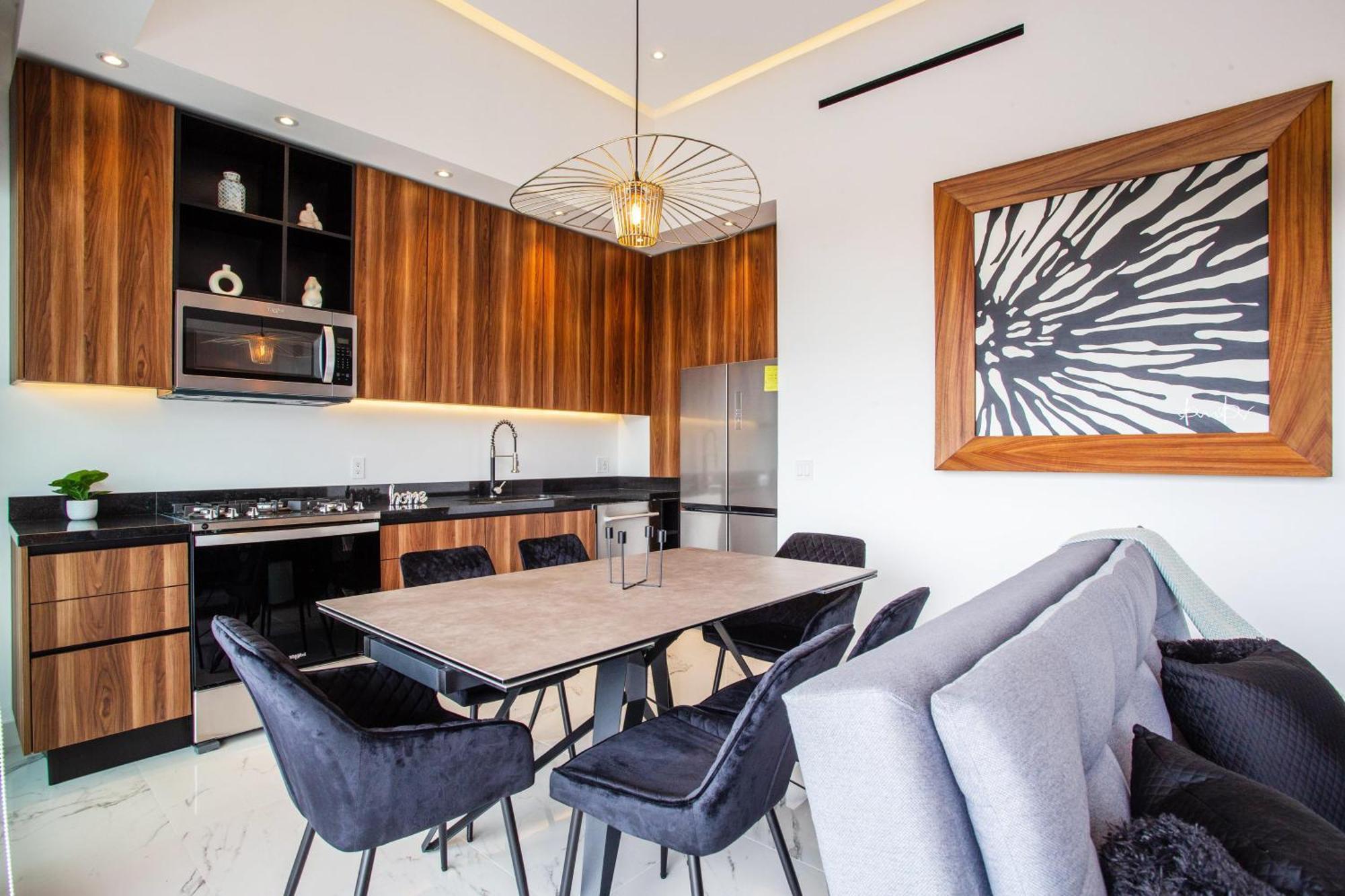 Chic With Scenic Views, Pool And Gym Holiday home *