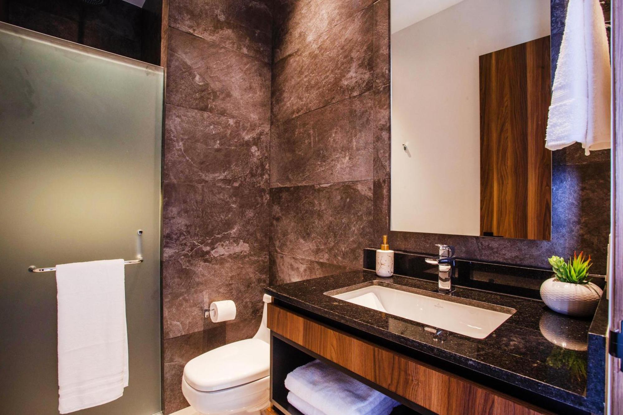 Chic With Scenic Views, Pool And Gym