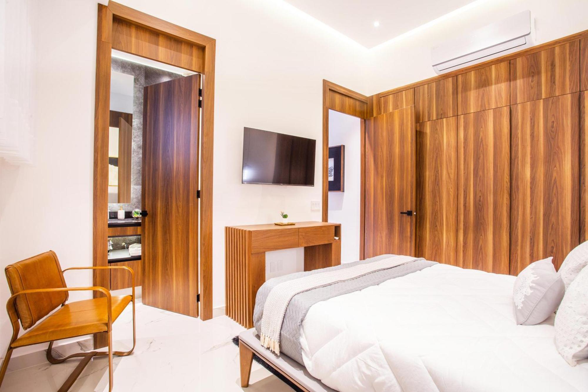 Chic With Scenic Views, Pool And Gym