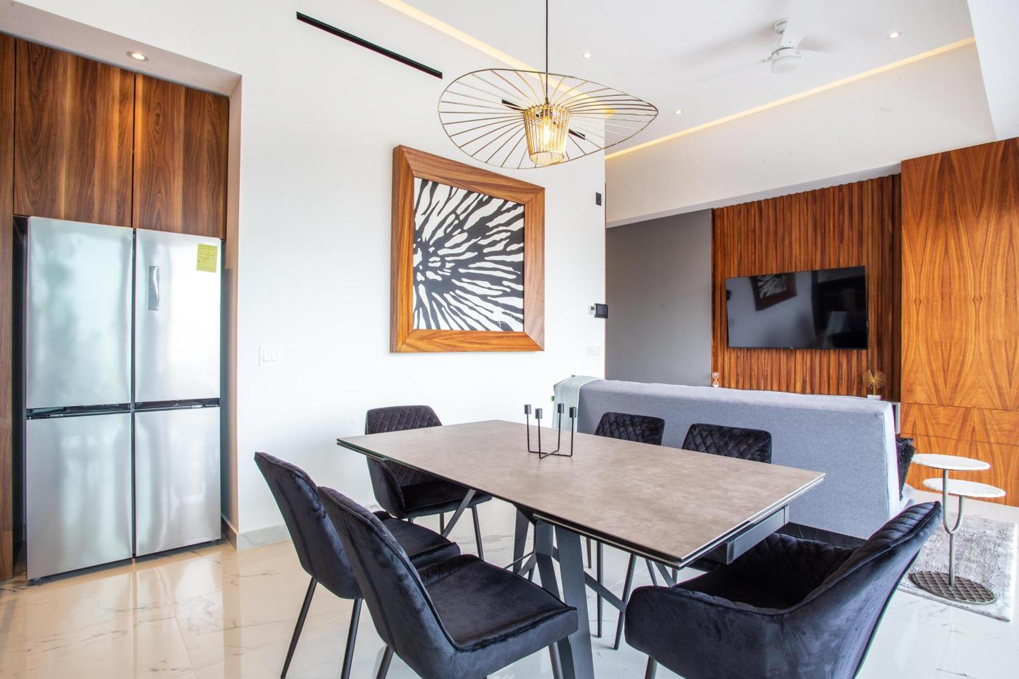 Chic With Scenic Views, Pool And Gym Holiday home *