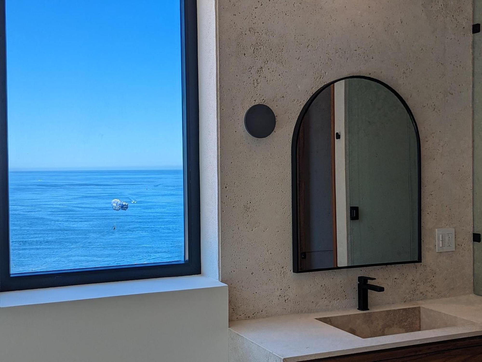 Luxe Penthouse, Calm Vistas *
