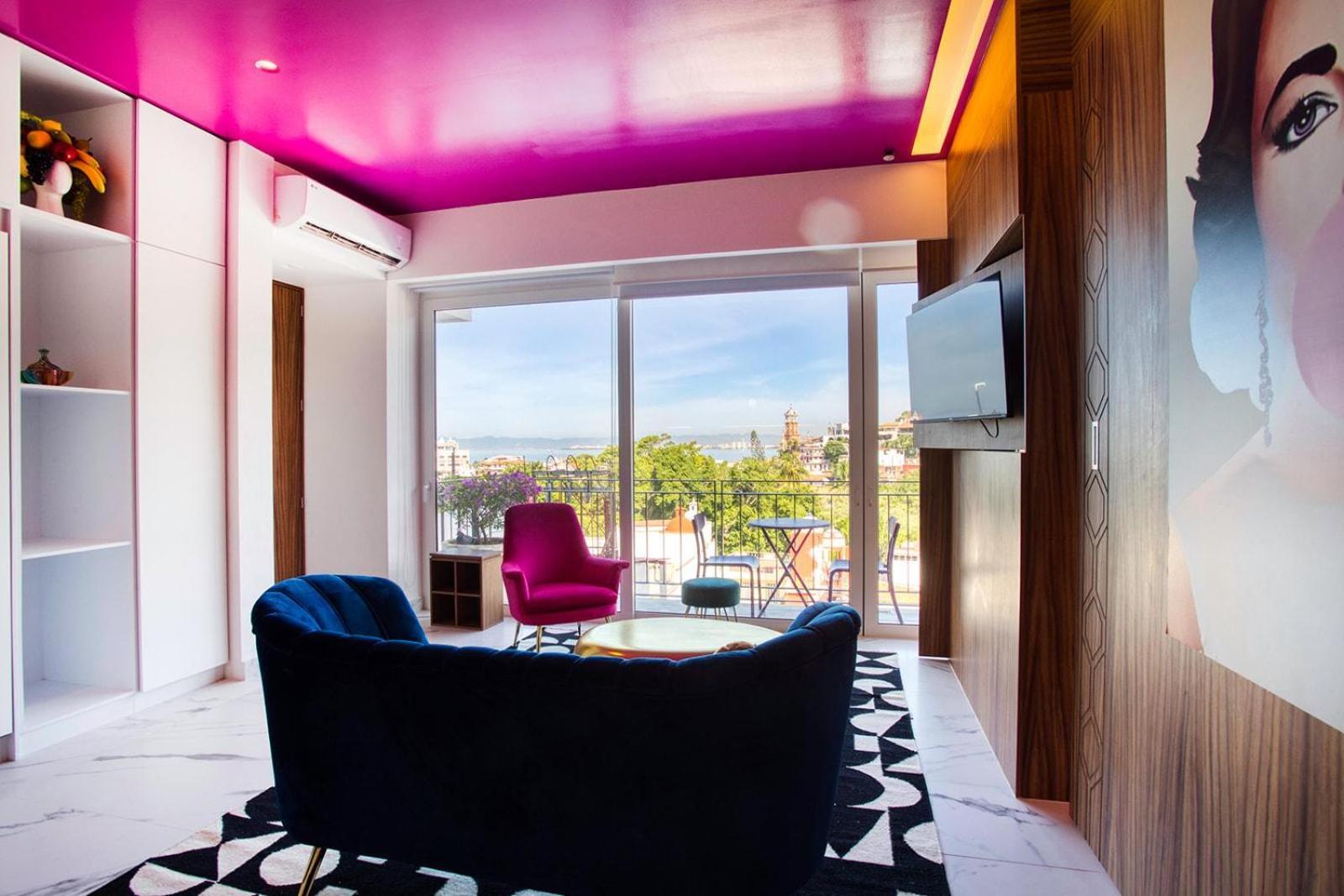 La Buena Vida With Great Views, Pool, Gym