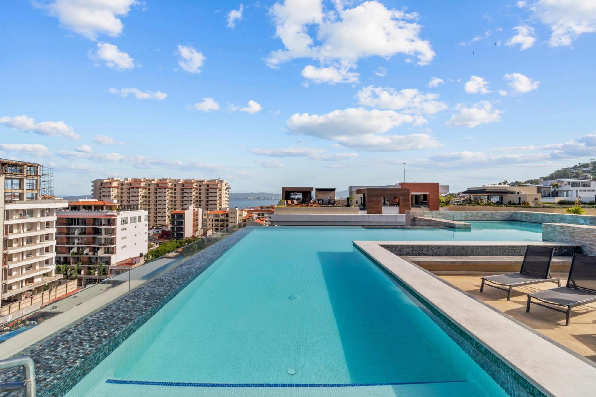 Holiday home In Location, Rooftop Pool, Hot Tub, Gym, Fire Pit *