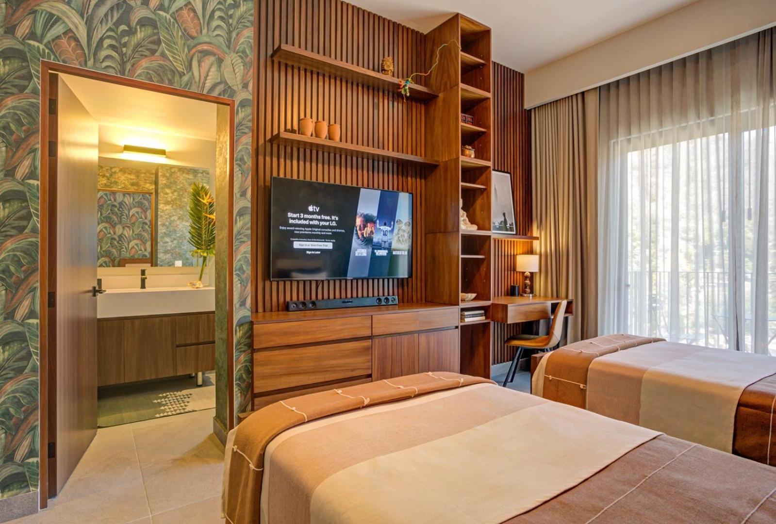 Oasis Luxury Penthouse 3 Bed With Views, Pools Apartment