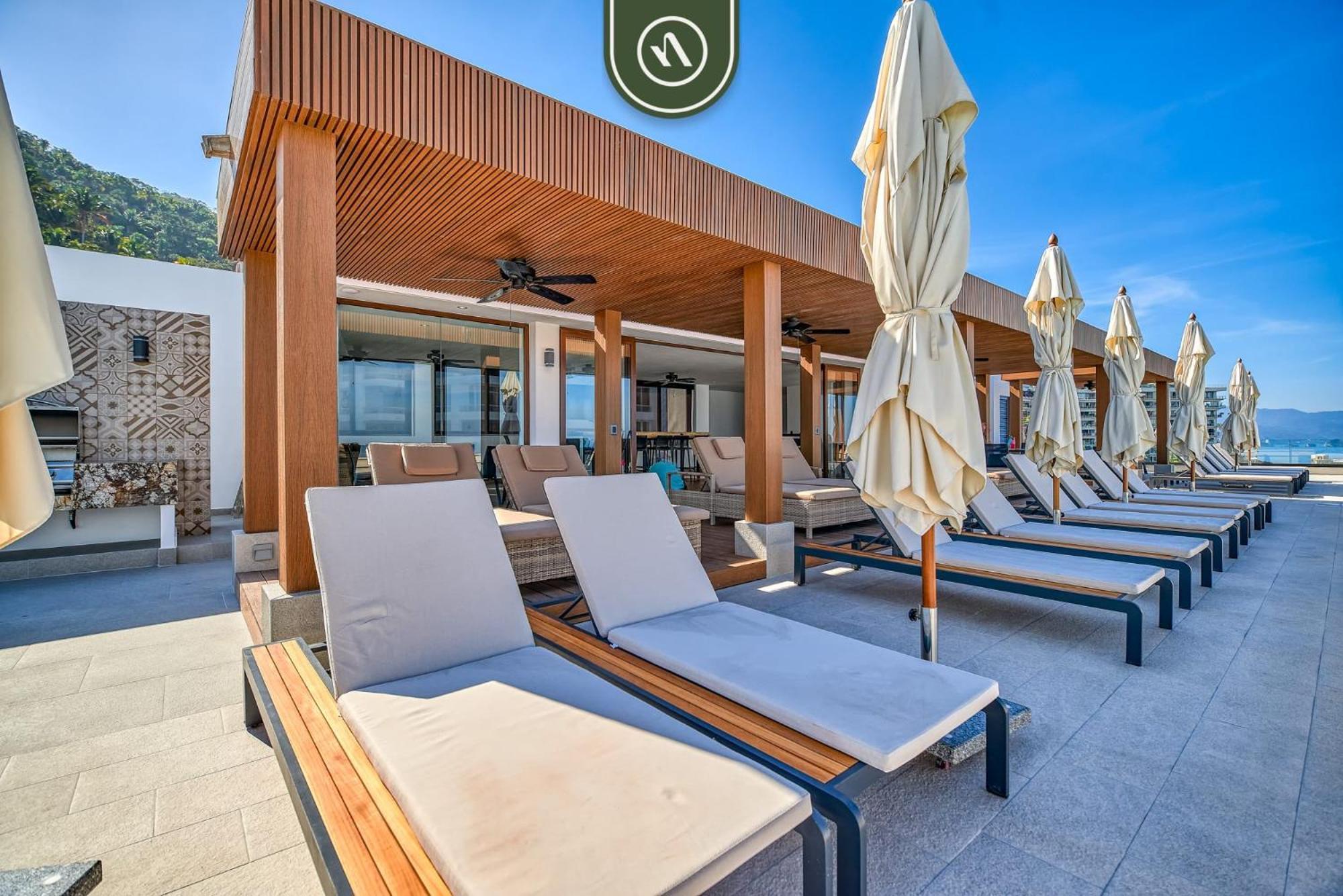 With Oceanview - 2br - Rooftop Pool Apartment