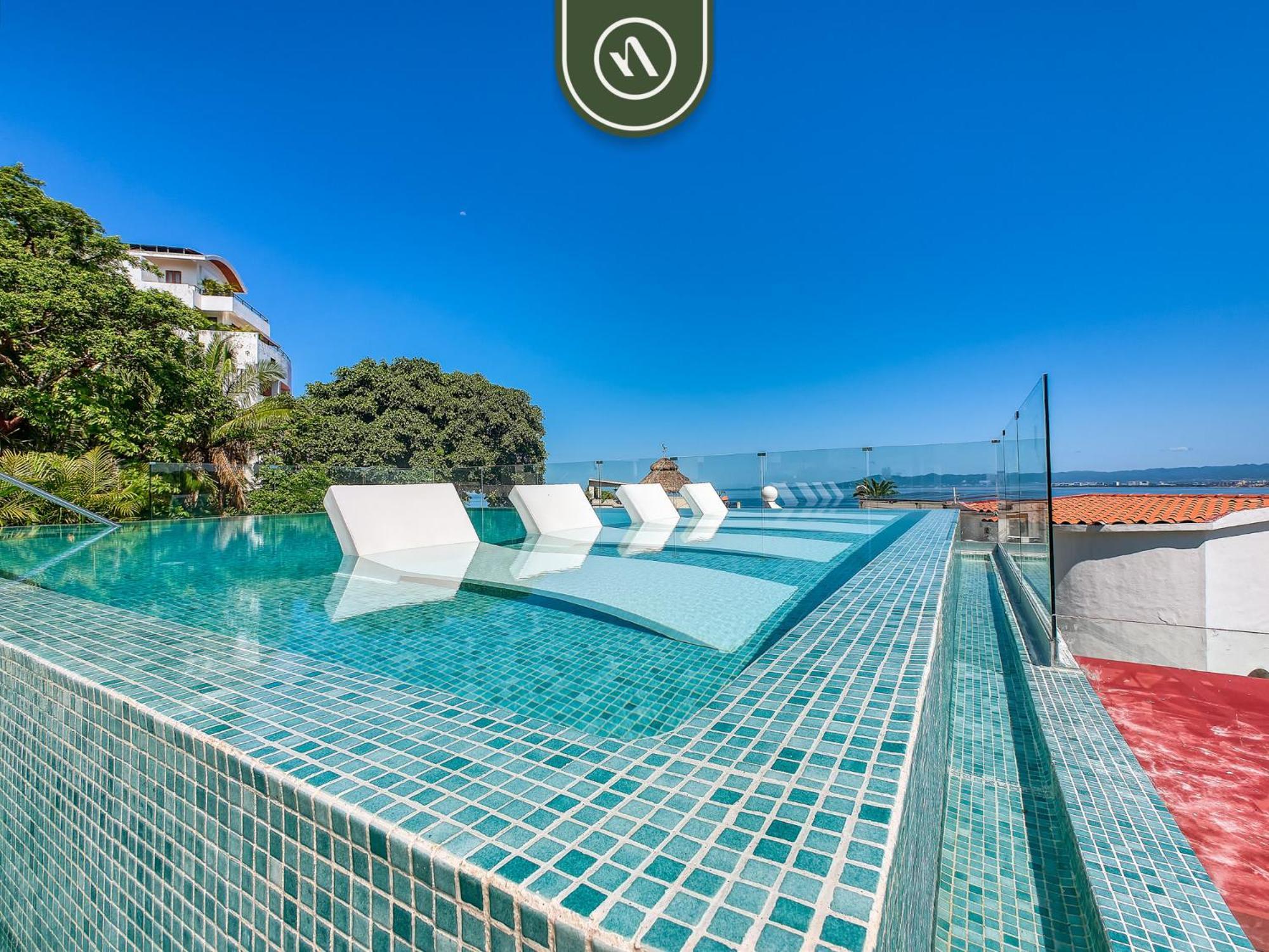 Mountain Retreat - 2 Bedroom - Oceanview Pool Apartment *