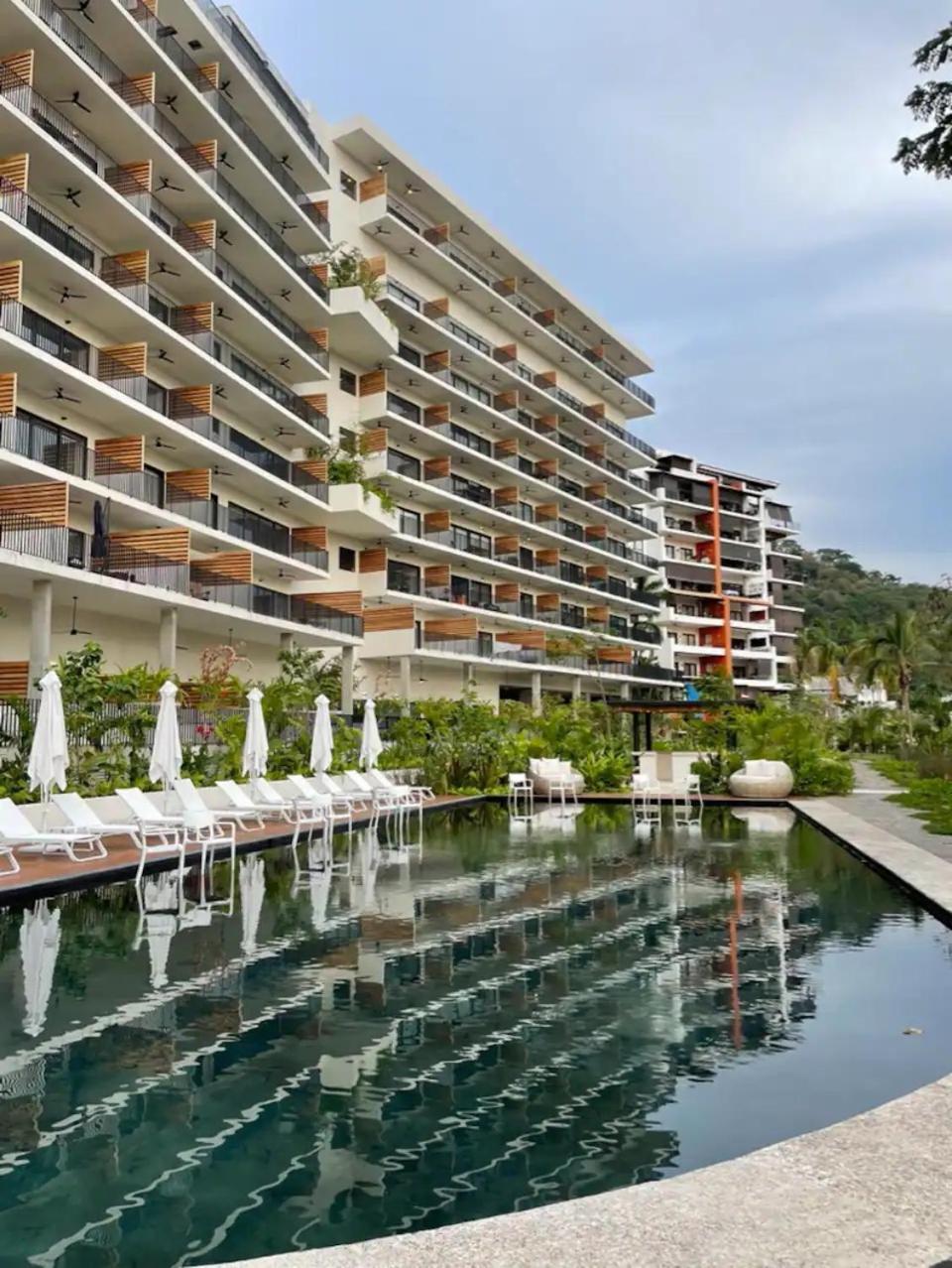 Oasis Luxury Penthouse 3 Bed With Views, Pools