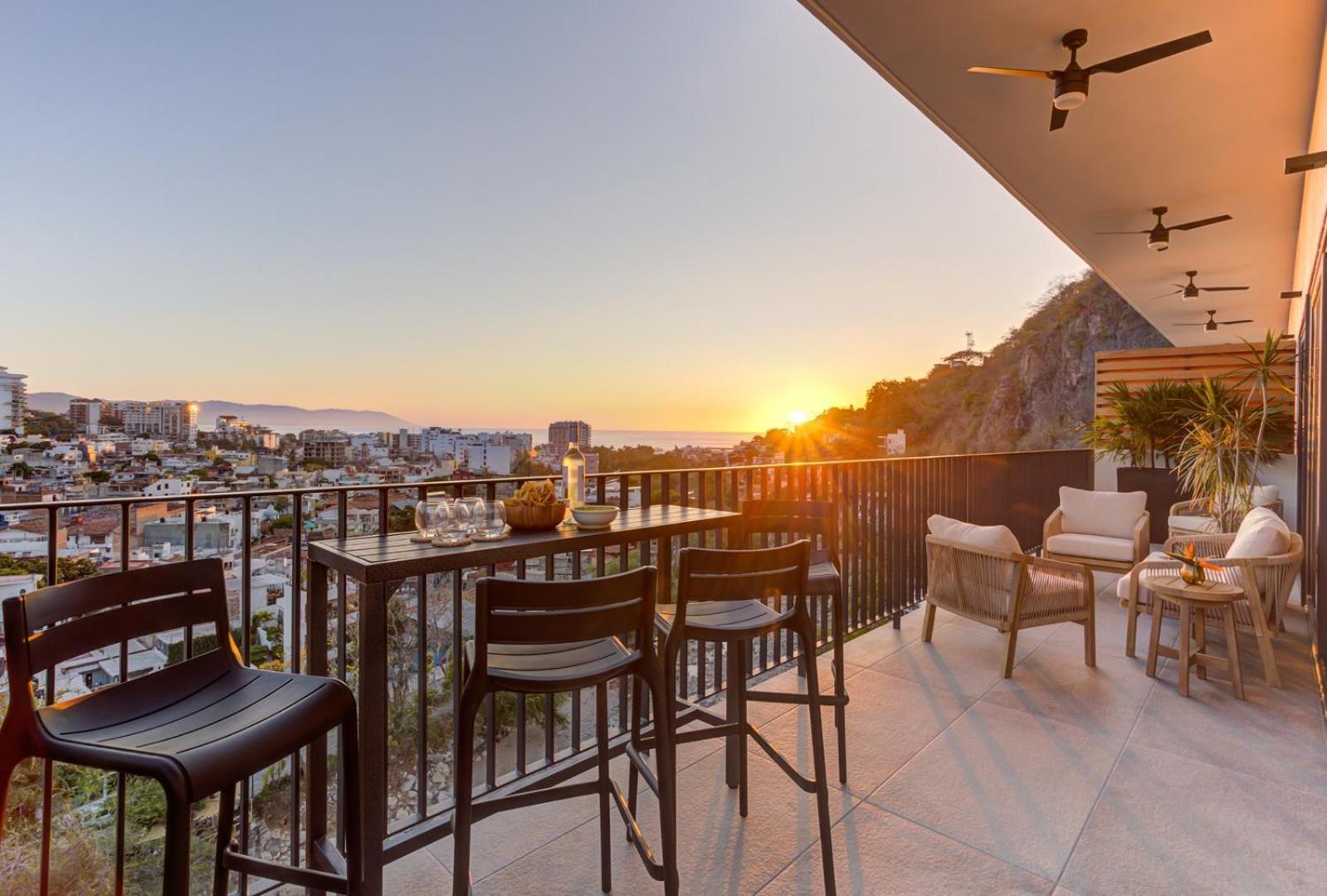 Oasis Luxury Penthouse 3 Bed With Views, Pools Apartment *