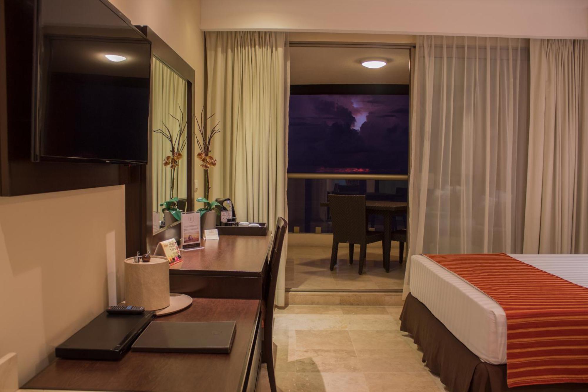 Sunset Plaza Resort 4*