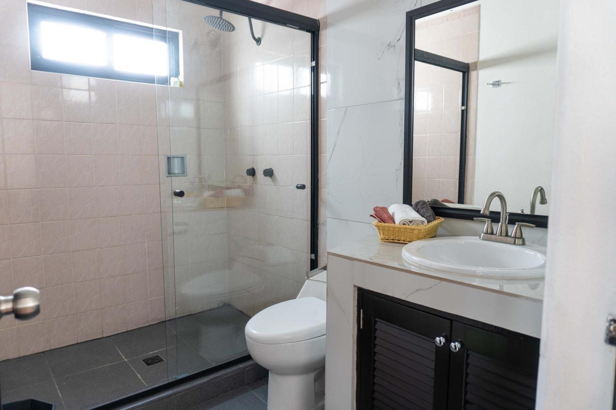 Hostel Spacious With Private Bathroom And Work Area *