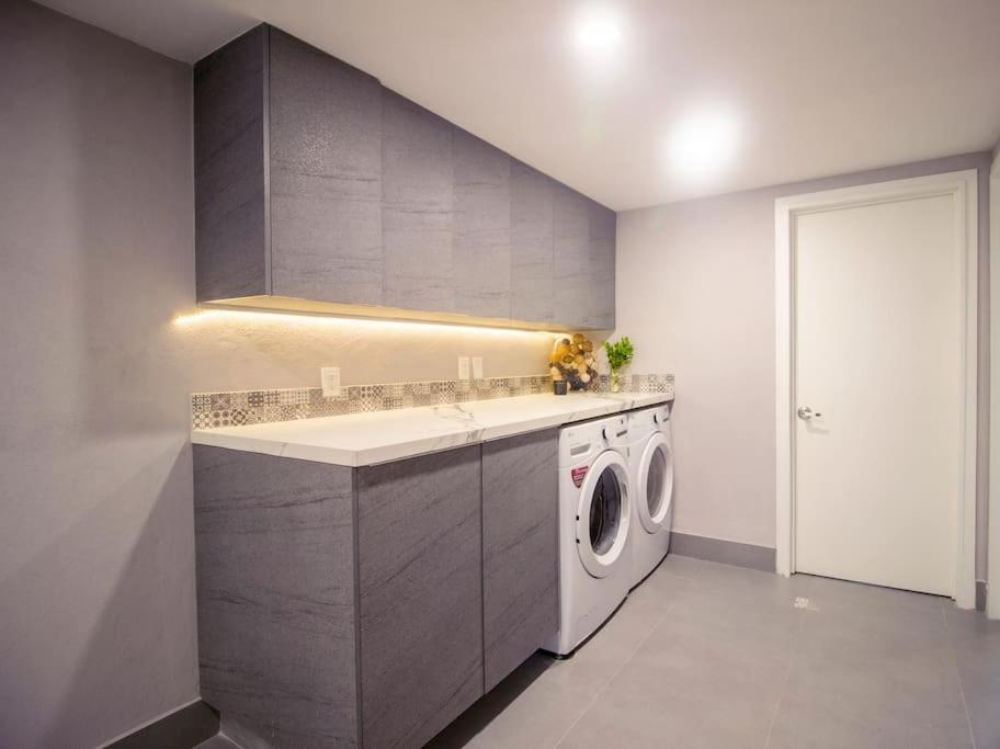 Apartment Spectacular In Grand Venetian