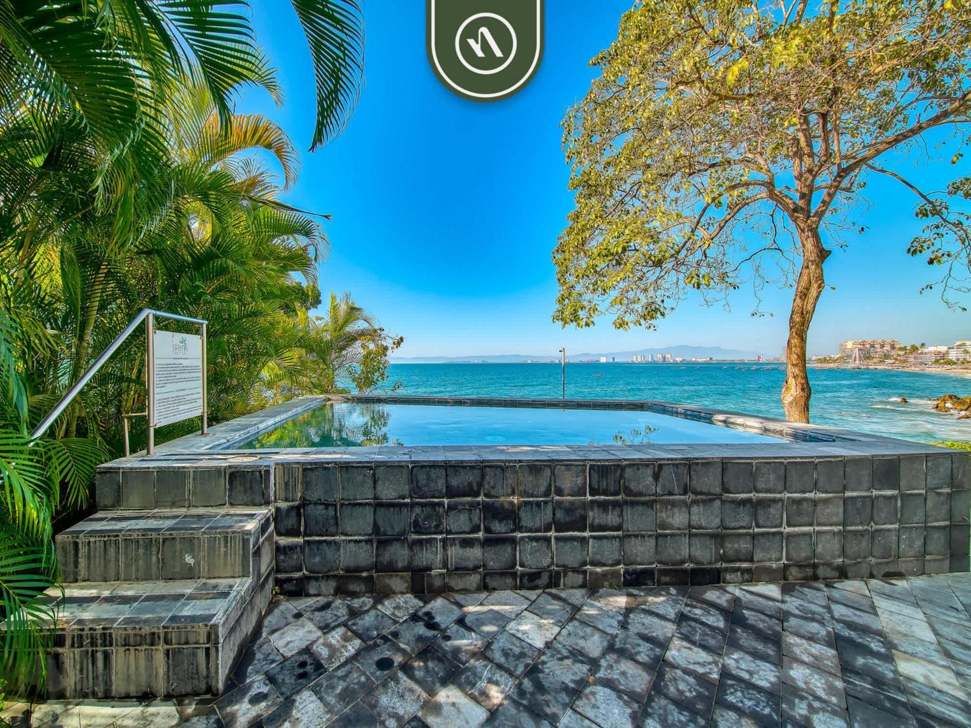 Luxury 3 Bedroom - Beachfront - Multiple Pools Apartment *
